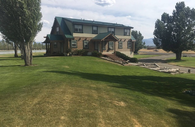 Majestic Log home en el lago privado, cerca de la pesca con mosca, natación y senderismo