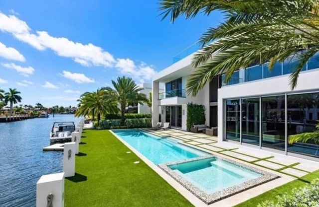 Majestic Luxurious Waterfront Villa w/ Private Theater
