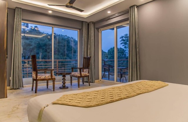 Majestic Pines || Mesmerizing Hill View Full Villa