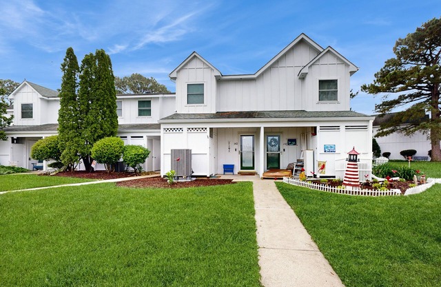 Mallard Lakes Waterfront Getaway w/ Free WiFi, A/C, Shared Pools, & Hot Tub