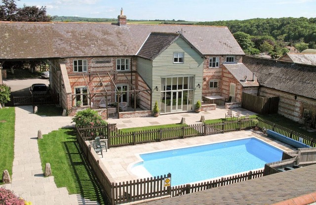 MANOR FARM BARN, admite mascotas, con piscina en Dewlish, Ref 1003646