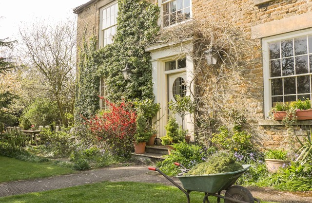 Manor Farm, HUTTON BUSCEL