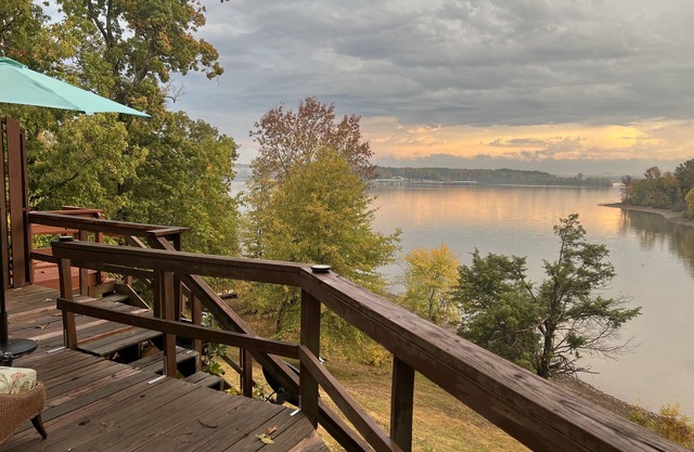 March/April Spring special: sleeps 4 with boat dock on TN River/KY Lake