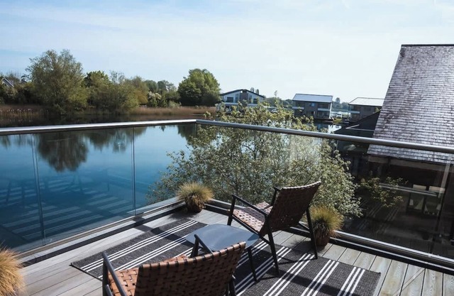 Maricor: Lakeside Retreat with Hot Tub & Kayak