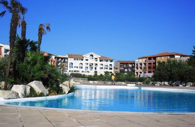 Residencia T2 con piscina frente al mar.