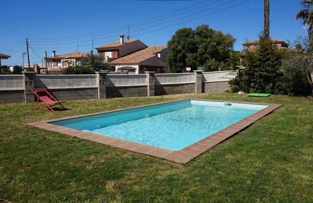 Maritxu Enea: amplio jardín y piscina privada