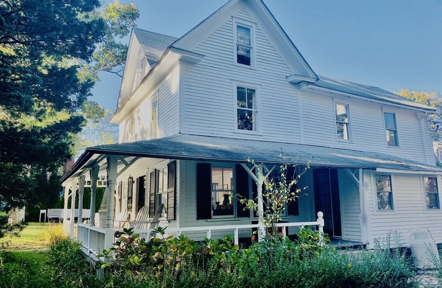 Martha’s Vineyard 7 Bedroom Vintage Home! 15 min walk to beaches and Oak Bluffs!