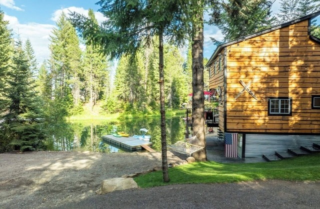 Marvelous 3-bedroom cabin located on beautiful Priest River