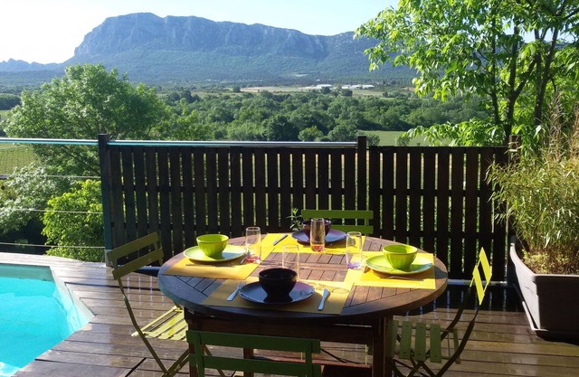 Mas Des Biranques aldea frente al Pic Saint Loup. Tranquilidad, encanto,