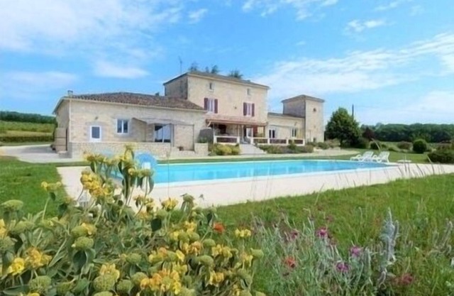 Stunning and spacious Farmhouse with private heated pool near Bastide Town.