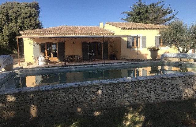 Mas tipo villa con piscina en un pequeño pueblo más popular a las puertas de Uzès