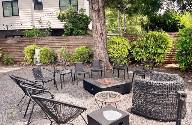 Massive Compound 20 Beds Rainey St 6 min Walk
