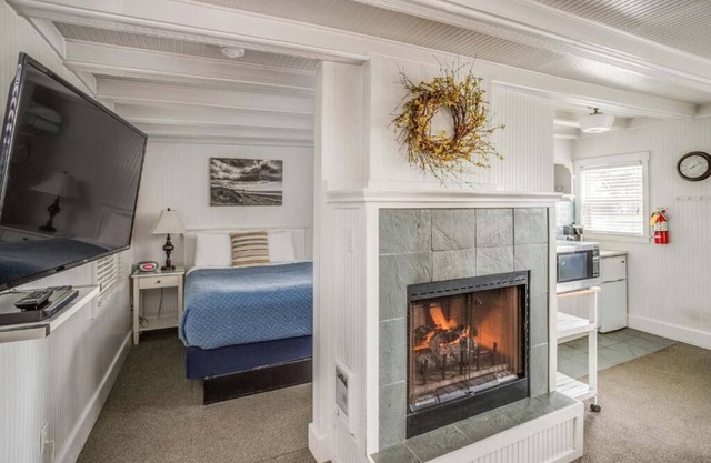 McBee Cottage - Standard Queen Room with Kitchenette and Beach Access!