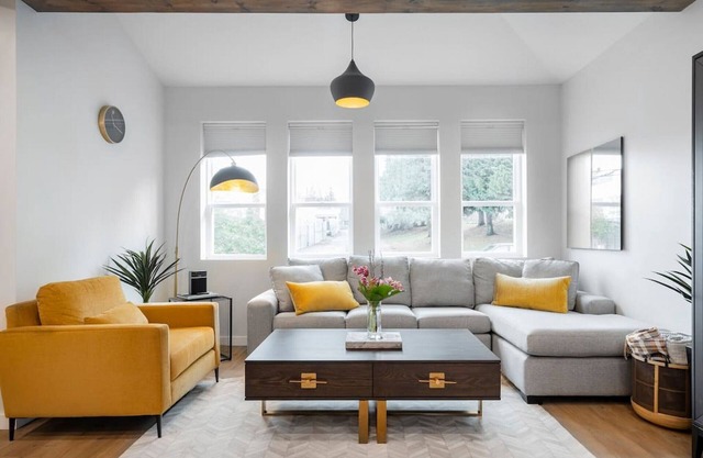 Impresionante 3bed / 3bath Nuevo Reno Pocos bloques de Commercial Drive