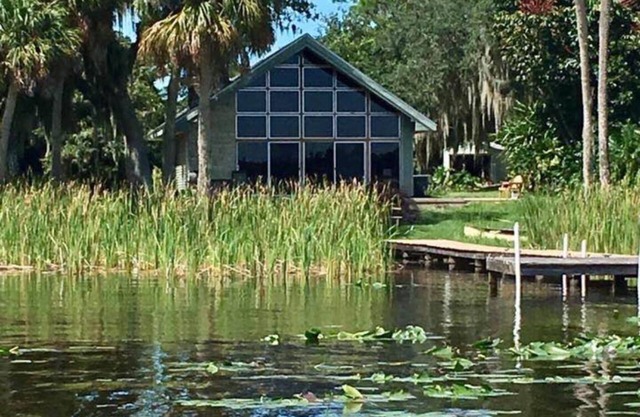 McRobinstone Lakehouse: perfecta escapada de mediados de siglo en el tranquilo lago Pierce