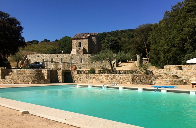 Residencia medieval con piscina en el corazón de una propiedad de dieciséis hectáreas.