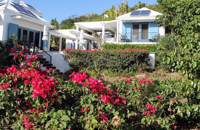 Villa mediterránea con brisas marinas y piscina privada.