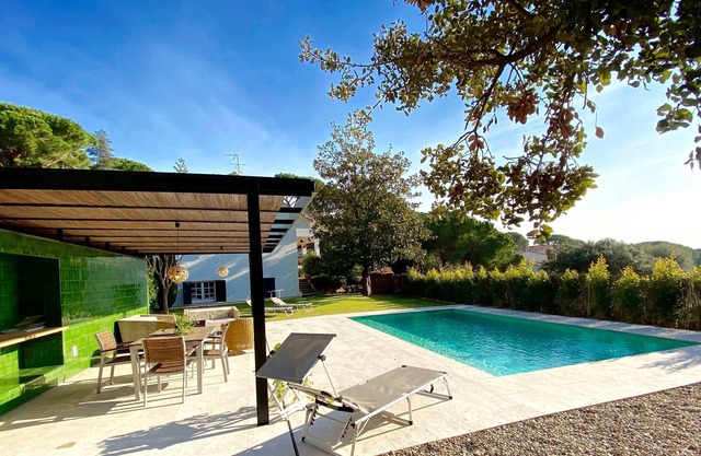 Villa mediterránea con piscina decorada con estilo