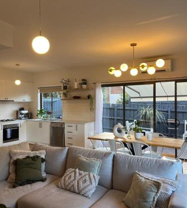 Melbourne home close to Airport & Train Station