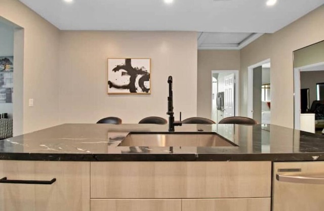 MIAMI 5 BEDROOM VILLA NEAR SOUTH BEACH AND AIRPORT