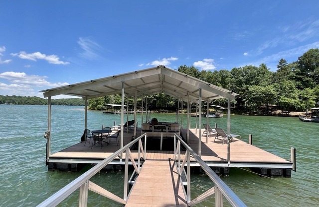 Hermosa casa de 4 dormitorios en el lago Hartwell con vista increíble, muelle y pozo de fuego