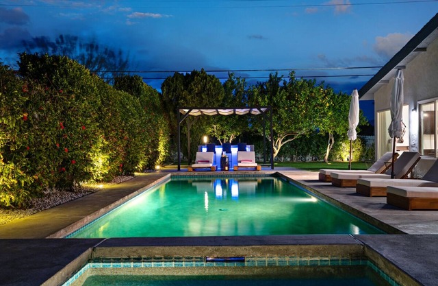 Mid Century Modern Resort Pool, a pocos minutos del centro. Excelentes vistas a la montaña.