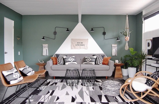 Bungalow bohemio moderno de mediados de siglo con piscina
