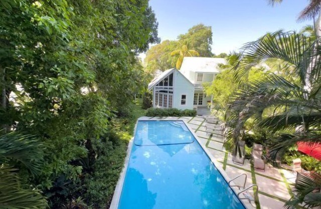 Mid Town Affordable 3bd/2.5ba 3 story Townhome