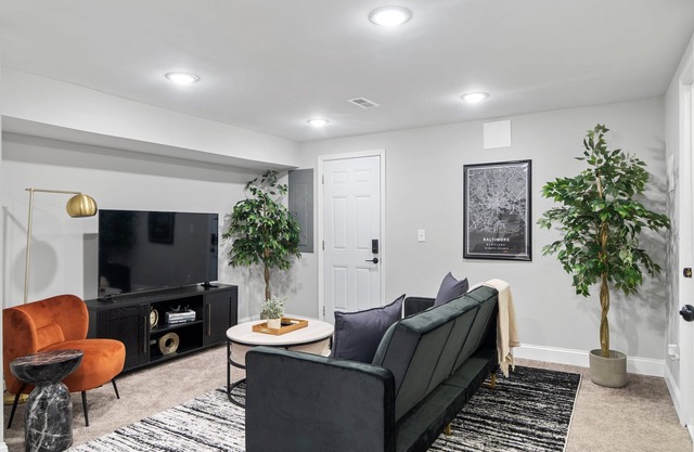 Midcentury Guest Suite w/ King Size Bed - 10 min from Ravens and Orioles!
