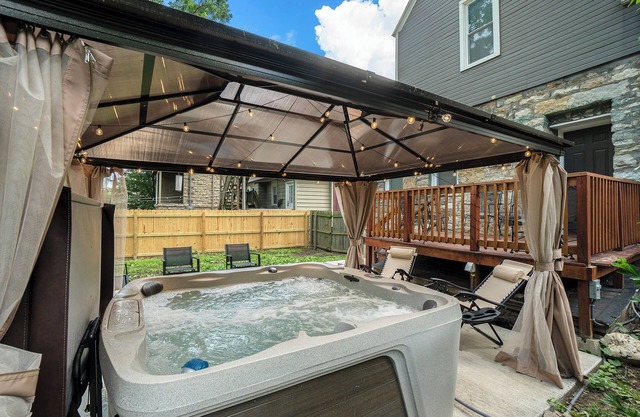 Midtown Boulevard - Hot Tub by Plaza & Westport