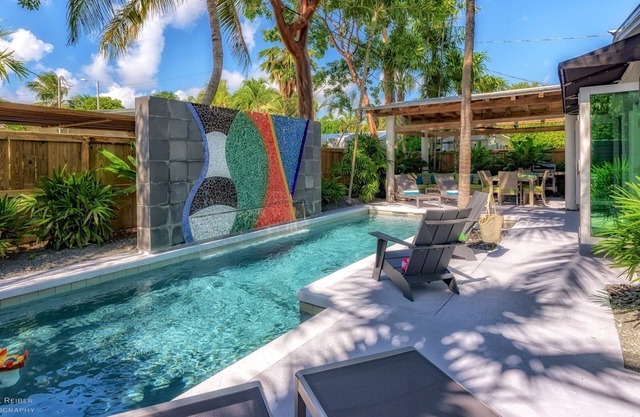 ** MOSAICO DEL MEDIO PUEBLO @ CASA ESTE ** Casa privada de estilo compuesto y piscina + ÚLTIMOS SERVICIOS CLAVE ...