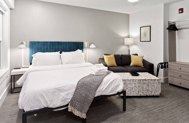 Midtown Studio Steps from Dining and Nightlife