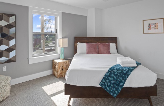 Midtown Studio Steps from Dining and Nightlife