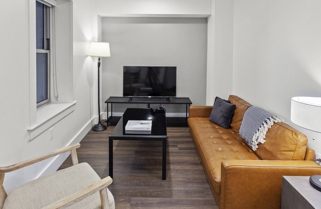 Midtown Studio Steps from Dining and Nightlife