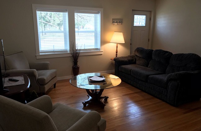 Bucknell <1mile / 4BR / 2bth / 2 Couches / Ssappliances
