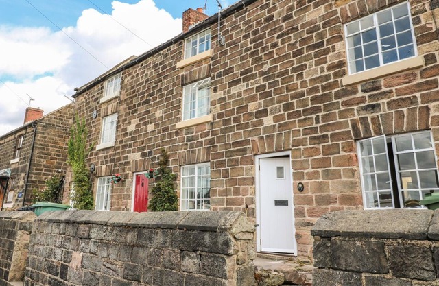 MILL VIEW COTTAGE, admite mascotas, con chimenea en Belper, Ref 988541