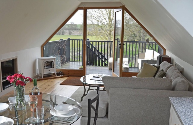 Desde £ 42 pppn. Capacidad para dos personas en un loft de lujo con living comedor con impresionantes vistas al campo