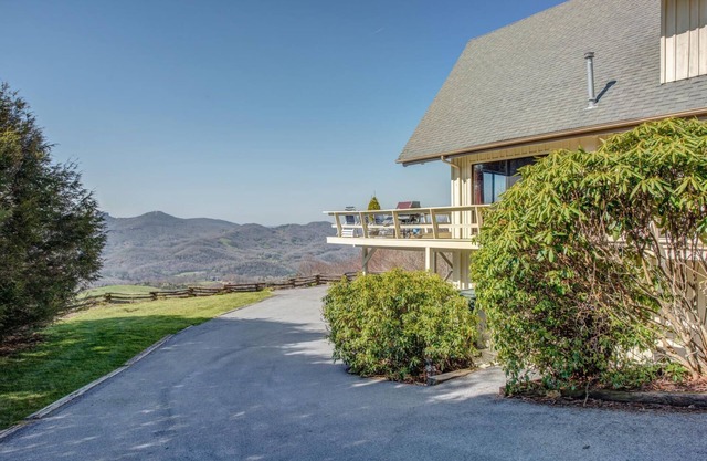 Million Dollar View / Amazing Cabin / Hot tub / Foosball / Wifi / Charming home