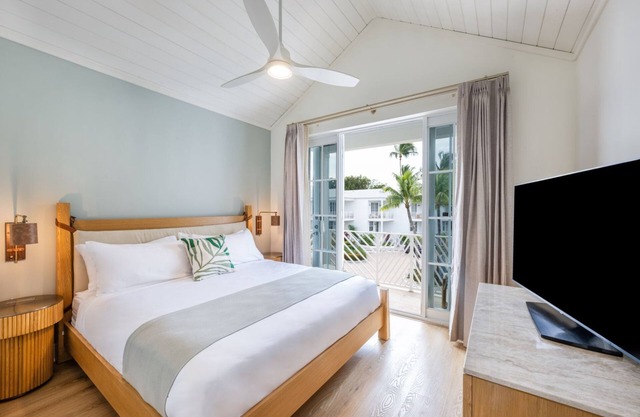 Minutes to Library Beach Park! 2 Villa w/ Living Area | Free Onsite Parking