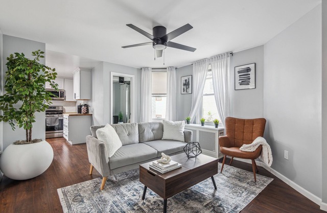 Minutes to NYC Private house in quite Neiborhood, walking distance to Starbucks