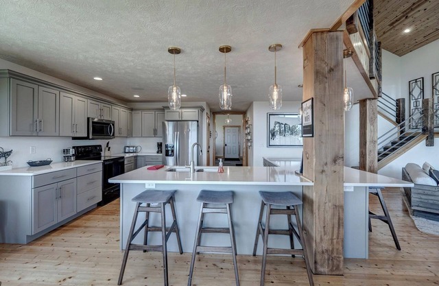 Missing Link 4BR Chalet at Terry Peak with Jacuzzi Hot Tub - Sleeps 14