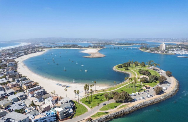 Mission Point 1 by Avantstay San Diego Beach House w/ Huge Patio & Fire Pit Walk to Beach!