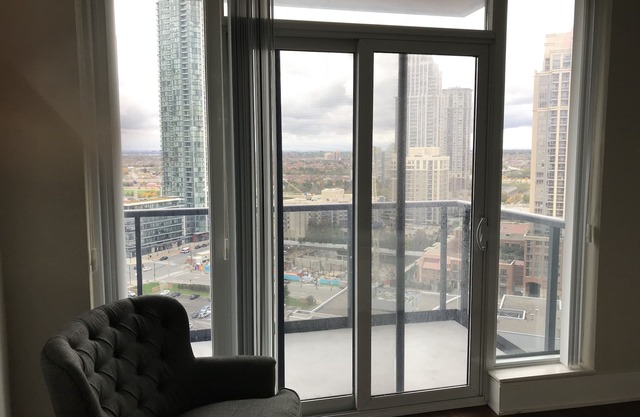 Mississauga Square One 2 + 1 dormitorio esquina condominio