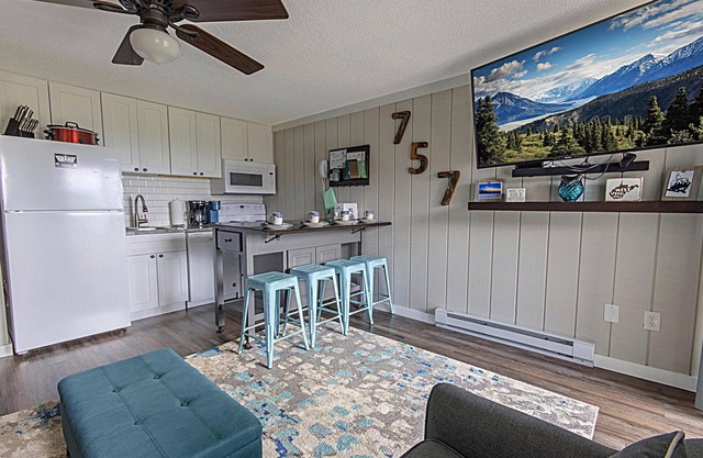 ML 128: Ballhooter views await you. Charming 1BR next to bike trails!