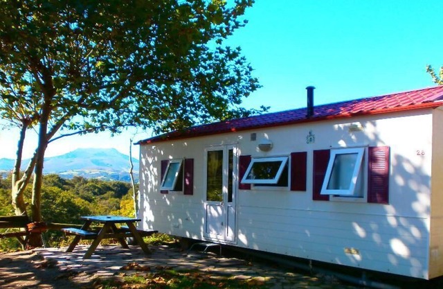 casa móvil en una colina con vista