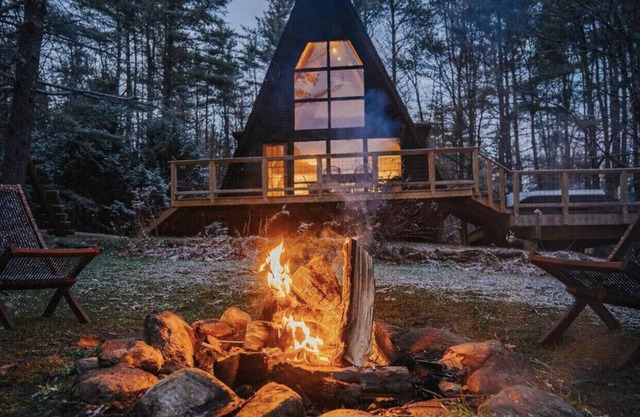 Mod A Frame Cabin en el bosque cerca con jacuzzi - cerca del monte. Snow & Stratton!