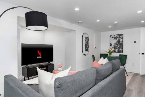 Modern 1-BR Condo with Parking in Downtown Toronto