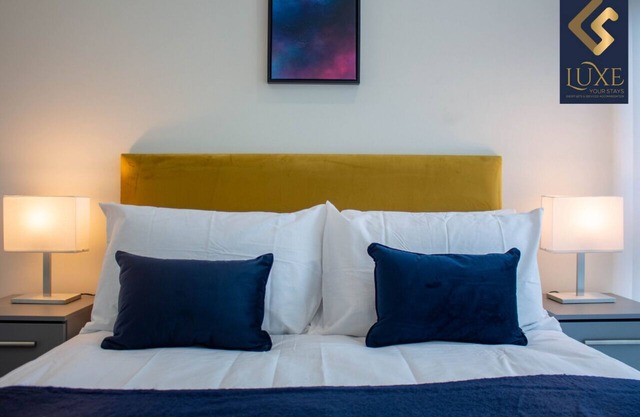 Modern 1 DBL Bed APT- w/ Free Parking On-site- Slough