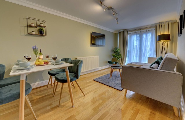 Modern 2 bed apt with parking and Netflix