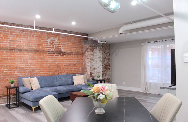 ★MODERN 2 bed, 1 bath w/ patio! Great downtown location ★